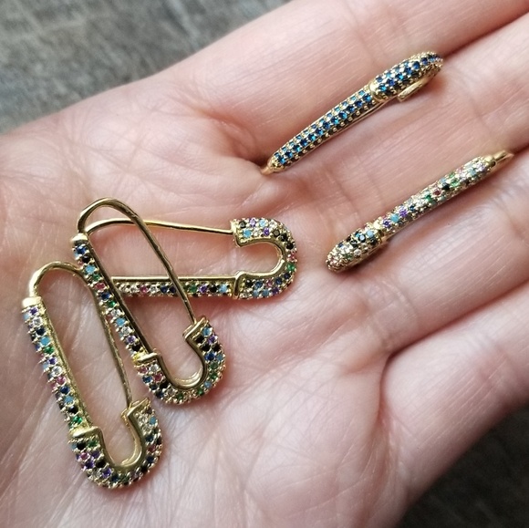 🌈NEW🌈 RAINBOW MICRO PAVÉ SAFETY PIN EARRING - Picture 4 of 5